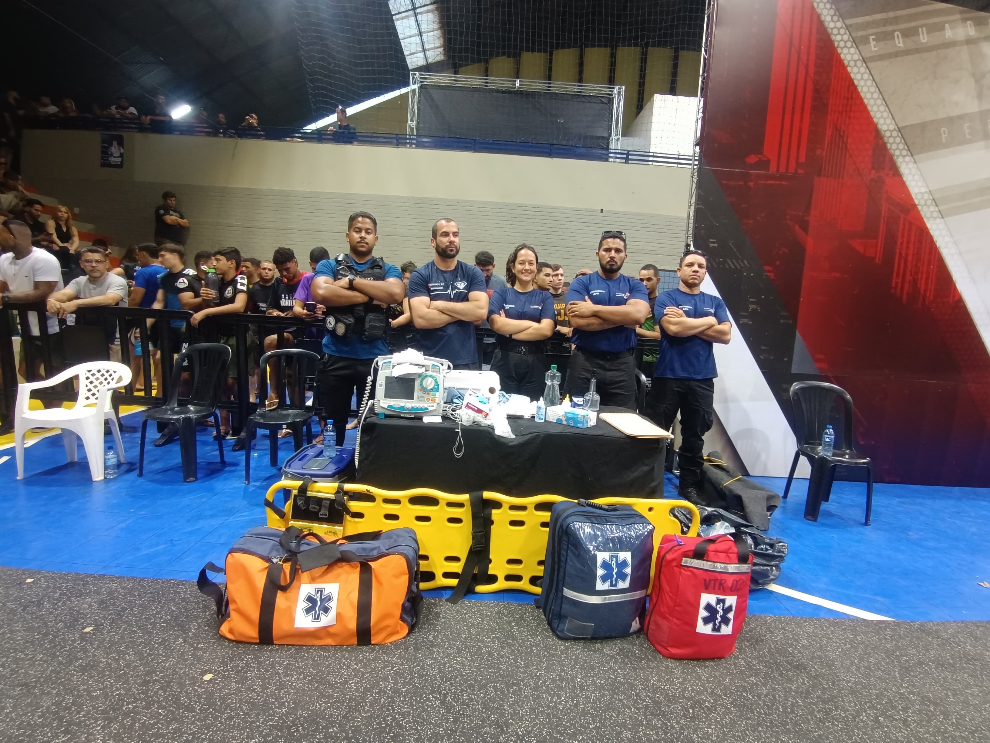 Equipe MedClinicar conferindo equipamentos antes da operação